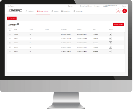 In einem Bildschirm wird das PFREUNDT Web Portal gezeigt.