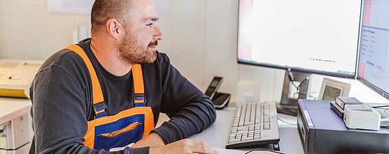Ein Kunde genießt die Vorteile des PFREUNDT Web Portals