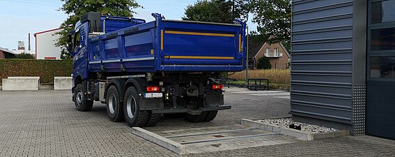 LKW fährt auf eine Achslastwaage von PFREUNDT