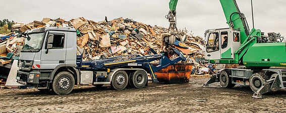 Mit dem kabellosen PFREUNDT Wiegesystem können Absetzkipper beim Be- und Entladen verwiegen Ein Absetzkipper mit PFREUNDT Wiegetechnologie wird auf einem Recyclinghof entladen