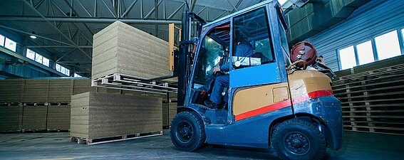 PFREUNDT Wiegetechnik Staplerwaage Gabelstapler mobile Wiegesysteme Ein Gabelstapler mit PFREUNDT Wiegetechnologie verlädt eine Palette mit Ware