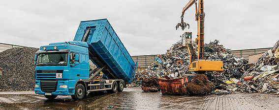 Die PFREUNDT Abrollkipperwaage im Einsatz in der Branche Entsorgung und Recycling Ein Abrollkipper, ausgestattet mit der PFREUNDT Wiegetechnologie, entlädt Recyclingmaterial