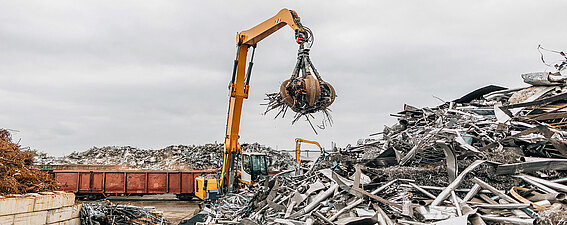 Eine PFREUNDT Baggerwaage im Einsatz auf einem Recycling Umschlagplatz