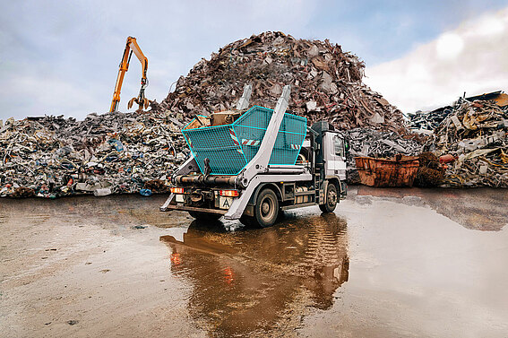 Ein Absetzkipper mit PFREUNDT Wiegetechnologie auf einem Recyclinghof