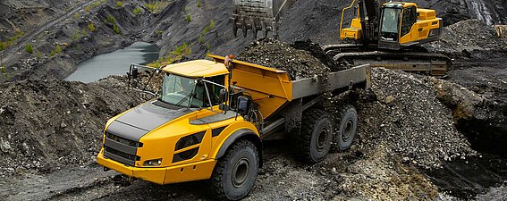 Ein Dumper mit Knickgelenk ausgestattet mit PFREUNDT Wiegesystem im Beladungsprozess