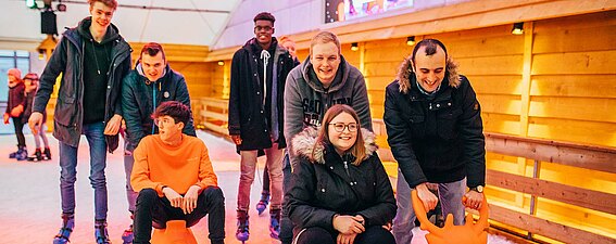 PFREUNDT snälla mot varandra skrivs med stora bokstäver hos oss Ögonblicksbild av en utbildningsresa till ishallen