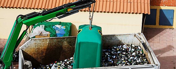 PFREUNDT Wiegetechnik Kranwaage mobile Wiegesysteme Dank der PFREUNDT Kranwaage kann unter anderem der Verladeprozess von Altglas verwogen werden.