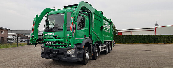 PFREUNDT Wiegetechnik Frontladerwaage Kremer Entsorgung und Recycling Ein grüner Frontlader, ausgestattet mit PFREUNDT Wiegesystem, steht auf freier Fläche auf dem Betriebshof
