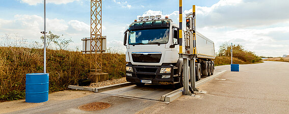 Ein LKW wird auf der PFREUNDT Fahrzeugwaage verwogen