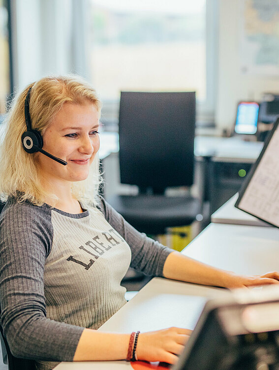 Mitarbeiterin bei PFREUNDT unterstützt Kunden in Form einer telefonischen Beratung 