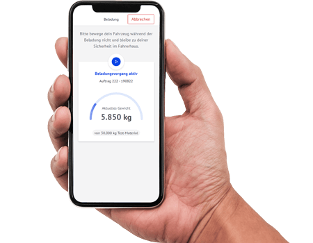 Mobiltelefon mit PFREUNDT Load & Go App wird von einer Hand gehalten.